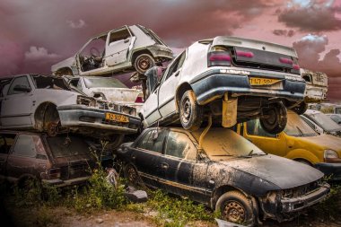 Hurdalıkta atılan eski araba yığını - Resim