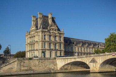 louvre - paris Simgesel Yapı
