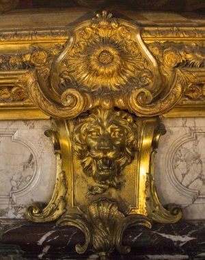 Amsterdam, Hollanda, Avrupa'da evde altın aslan baş heykel süsü