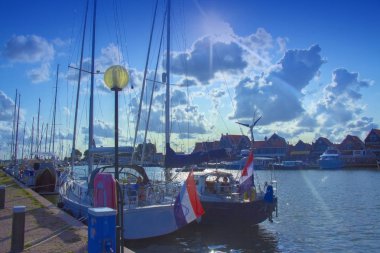 Amsterdam, Hollanda, Avrupa'da kanal tarafından demirlemiş lüks yatlar ile deniz sahnesi