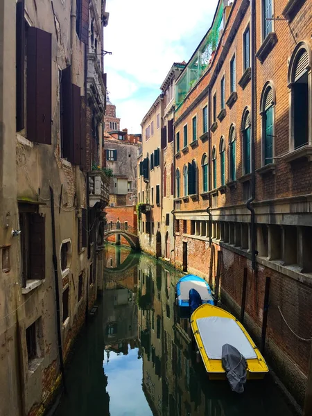 Tradycyjne Gondole Kanale Wenecji Włochy — Zdjęcie stockowe