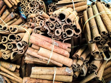 Bağlı tarçın çubukları yığını, yakın görüş