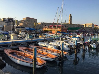 Günbatımında limanda kiralanacak yatlar. 