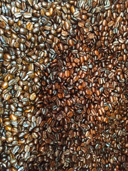 Stapel Gerösteter Brauner Kaffeebohnen Nahsicht — Stockfoto