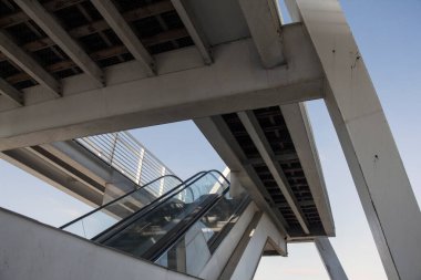 Tren istasyonunda yürüyen merdivenle beton yapının yakın görüntüsü