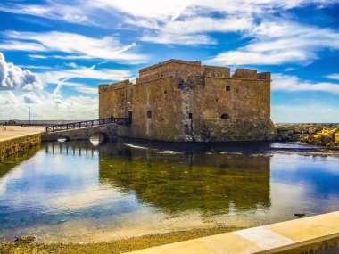 Paphos Şatosu güneşli bir günde kıyıda.  