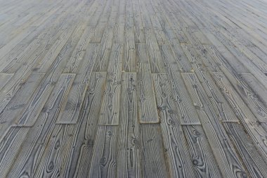 İsrail 'in Birüssebi kentsel manzarasında, sisli bir sabahta modern yerleşim binaları, yeşil bir şehir parkı, ağaçlar, su yansıması ve çağdaş mimari yer alıyor..