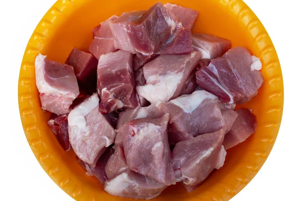 Turuncu plastik kasede et parçaları. İzole edilmiş. Üst görünüm.