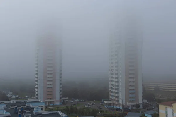 Şehirde sisli bir sabah. Yatay yönelim.