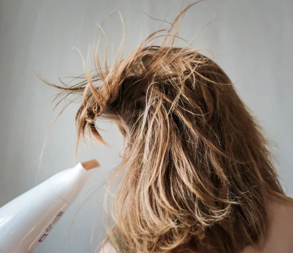 Mujer Joven Secándose Cabello Con Secador Pelo Sobre Fondo Gris —  Fotos de Stock