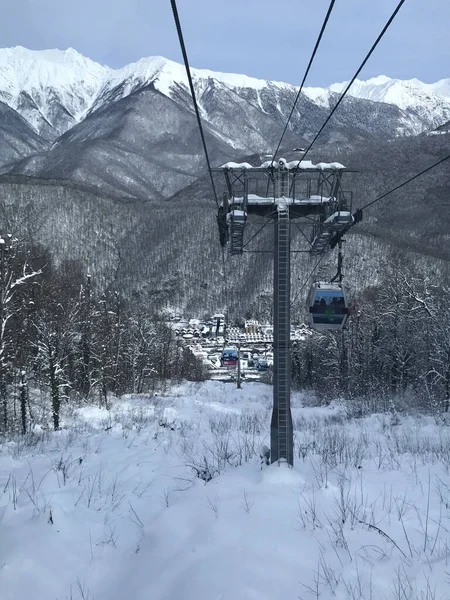 Krasnaya Polyana, Rusya, 14 Şubat 2020. Karlı dağlarda kayak kaldırma.
