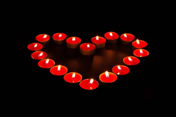 Röda Brinnande Ljus Form Ett Hjärta Svart Bakgrund — Stockfoto