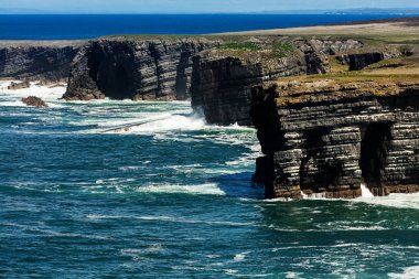 Cliffs döngü baş, Kilbaha, Co. Clare, İrlanda'nın. Benzersiz jeolojik kaya oluşumları milyonlarca yıl Kuzey Atlantik Okyanusu çökmesini dalgaları tarafından su erozyonu nedeniyle üzerinde kurulan.