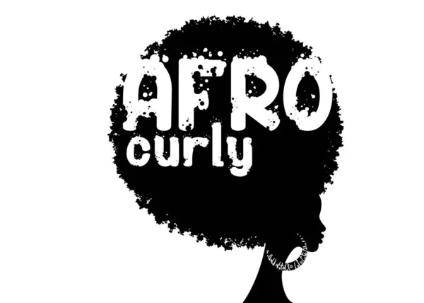 卷曲的 afro 头发， 肖像非洲妇女， 黑皮肤女性的脸与卷曲的头发 afro， 民族传统耳环， 发型概念， 非洲粗俗文本， 矢量隔离或白色背景 — 图库矢量图片