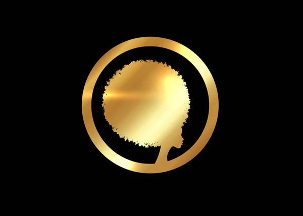 Goud luxe Afro logo ontwerp. Golden diadem krullend afro haar, portret Afrikaanse vrouw in etnische traditionele haarstijl concept, vector geïsoleerd op zwarte achtergrond — Stockvector