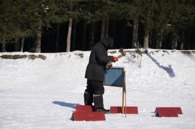 kış günü açık adam balta ve ahşap
