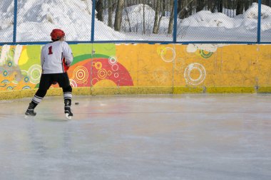 hokey oyuncusu saldırılarına ve puck vuruyor