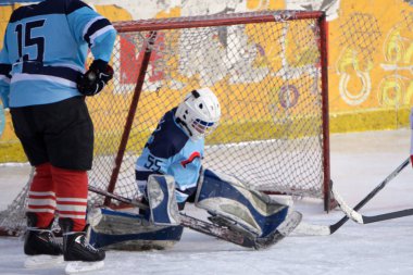 Buz hokeyi kaleci onun net önünde. Resim Ice arena