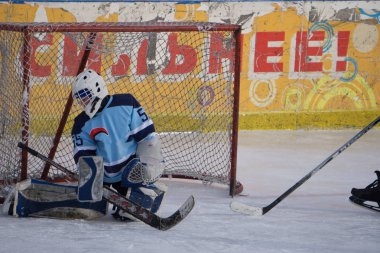 Hokey kalecisi sokak hokeyi maçında kapıda açılımı-Rusya BEREZNIKI 13 Mart 2018