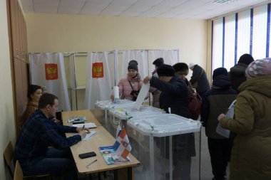Berezniki, Rusya Federasyonu-Mart 18, 2018: seçmen Başkan seçimi için oy alır .