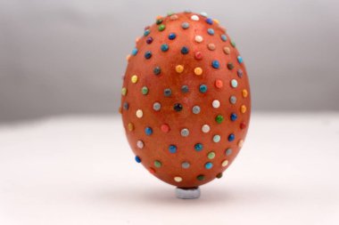 Zarif altın ve gümüş bejeweled yumurta şekilli süs altın kafes yay ile kırpma yolunu içerir