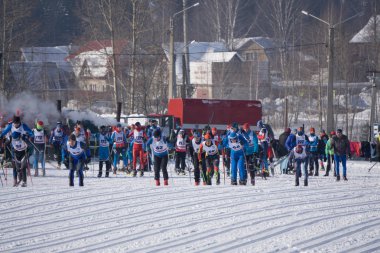 Rusya BEREZNIKI 11 Mart 2018: sporcu erkekler toplu çıkış Kış Olimpiyat Oyunları nda modern rekabet