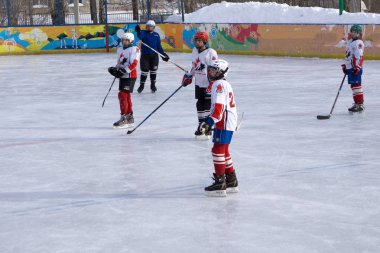 Rusya BEREZNIKI 13 Mart 2018: Bilinmeyen hokey oyuncuları yeni yıl hokey turnuva eylem yaş arası çocuklar için