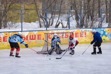Rusya BEREZNIKI 13 Mart 2018: eylem hedef sopa ile tekme buz hokeyi oyuncusu