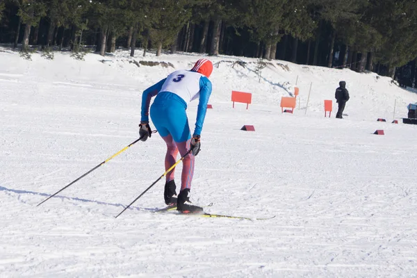 Professionelle Skifahrer Springen Der Luft Während Skifahren Den Bergen Blauer — Stockfoto