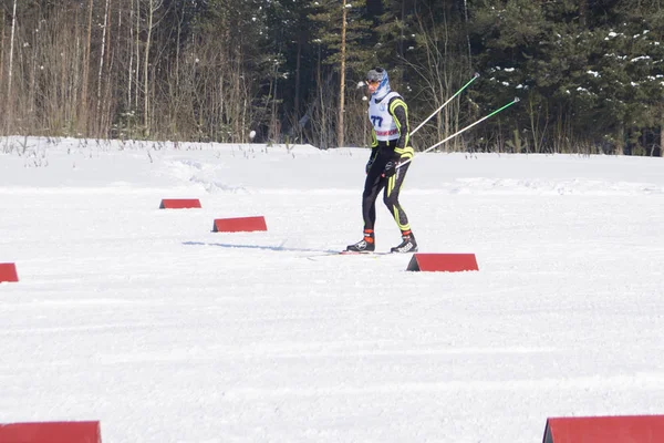 Rusko Berezniki Března 2018 Mladý Sportovec Jezdí Lyžích Terénu Zimní — Stock fotografie