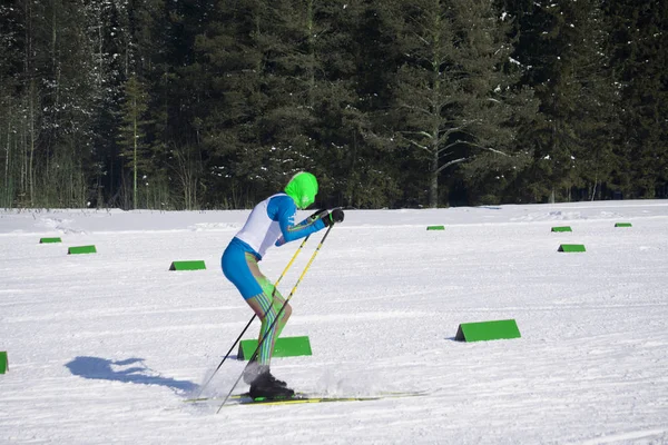 Een Middelbare Leeftijd Vrouw Een Ski Pak Bril Staat Tegen — Stockfoto