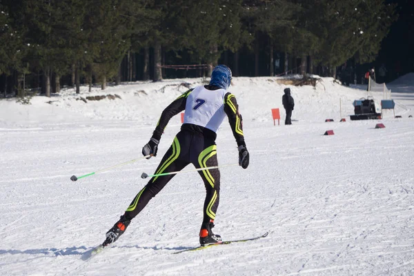 Cross Biegacz Snowy Terenu Zachodzie Słońca — Zdjęcie stockowe