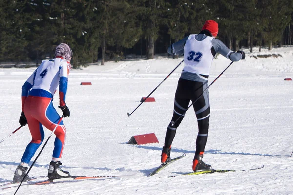 第三段階で準決勝を通過するスキーヤー — ストック写真