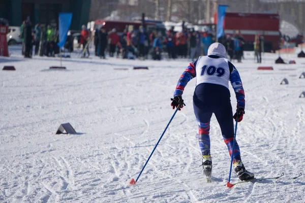 Malá Sportovkyně Lyžaře Během Závodu Lese Klasický Styl Závodu Mistrovství — Stock fotografie