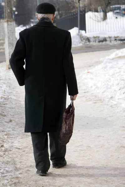 Молодий Стильний Чоловік Теплому Сірому Пальто Шкіряні Рукавички Йдуть Вулиці — стокове фото
