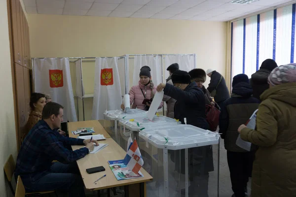 Berezniki Rusia Marzo 2018 Votante Recibe Boleta Para Elección Del — Foto de Stock