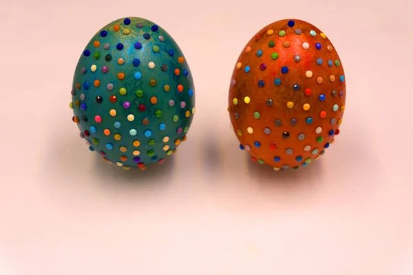 Huevos Pascua Decorados Tazón Primer Plano Sobre Fondo Pastel — Foto de Stock