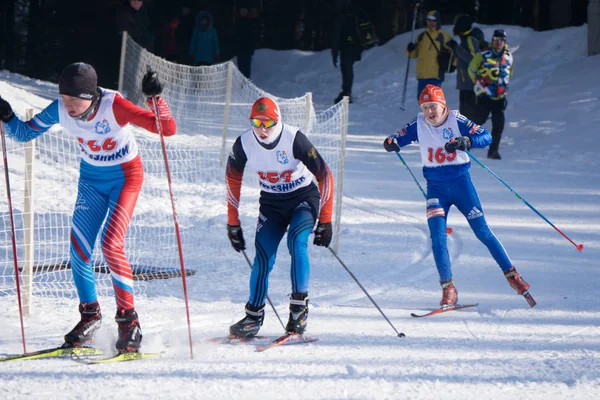 Três Esquiadores Roupas Brilhantes Uma Encosta Rússia Berezniki Março 2018 — Fotografia de Stock