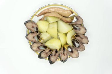 Soğan, turşusu ve haşlanmış patates ile ringa balığı parçaları