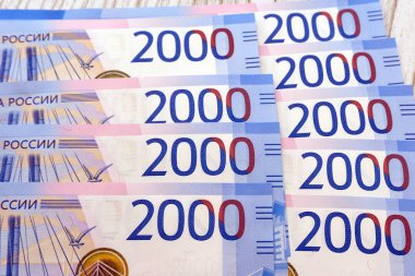 İki bin ruble bir banknot ile. İki bin ruble 2017 yılında yeni Rus banknot. Mavi para para kağıt