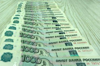 Rus parası arka plan. Yeni 2000 ve 200 ruble, 100, 500, 1000 ve 5000 dolarlık banknottan eski banknotlar Rus ruble. Rublesi banknotların seri numaraları olmadan