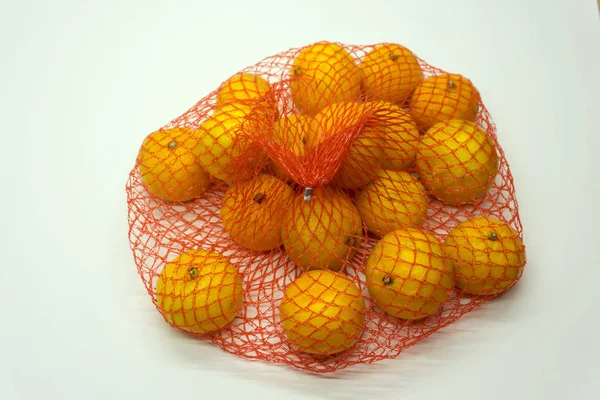 Beaucoup Oranges Emballées Dans Filet Pour Être Vendues Dans Étal — Photo