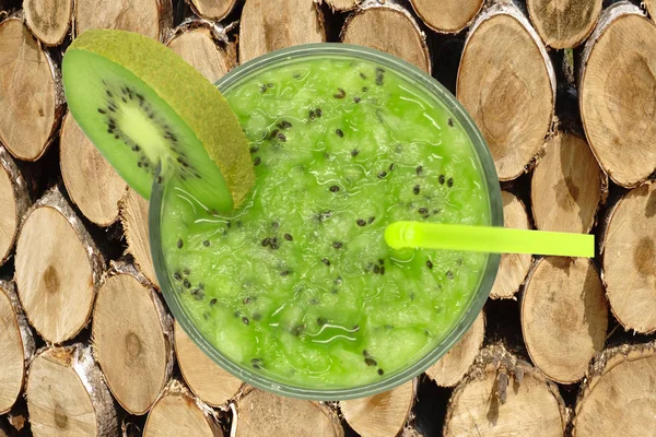 Sağlıklı taze kivi smoothie cam ahşap arka plan üzerinde