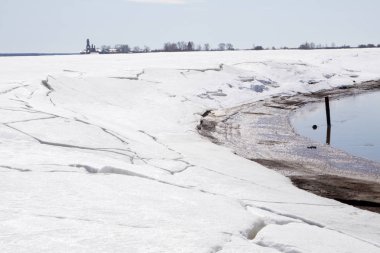 Nehre buz erime. Baharda donmuş nehrin buz eriyor..