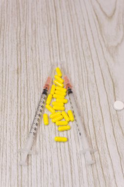 Renkli tabletler ve kapsül hapları kabarcık ambalajında ışıl ışıl parlayan güzel desenlerle düzenlenmiş. İlaç endüstrisi konsepti. Eczane eczanesi. Antibiyotik ilaç direnci