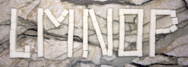 Alfabe yapılmış beyaz arka plan part 2 çivi. K, L, M, N, O, P, Q ve R harfleri