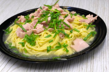 Makarna Carbonara. Pastırma, parsel ve parmesan peynirli spagetti. Koyu arka plan üzerine parmesan ile makarna Carbonara beyaz tabakta. İtalyan gıda kavramı