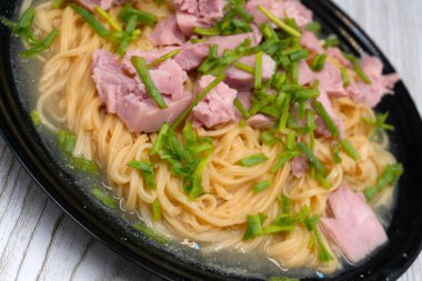 İtalyan spagetti ham ve yeşil bezelye. sığ dof