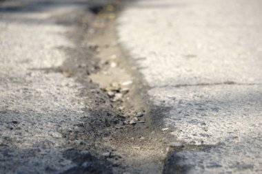 deprem sonrasında kırık asfalt