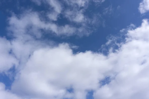 Фантастические Мягкие Белые Облака Против Голубого Неба — стоковое фото